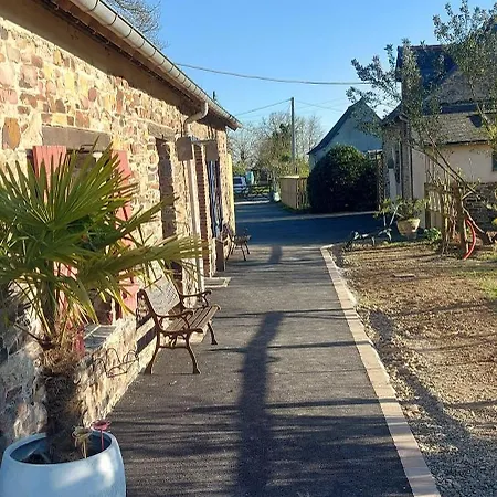 Les De La Cour Au Mercier