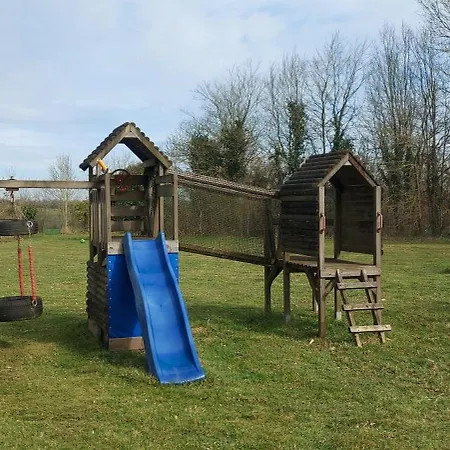 Les De La Cour Au Mercier Holiday home *